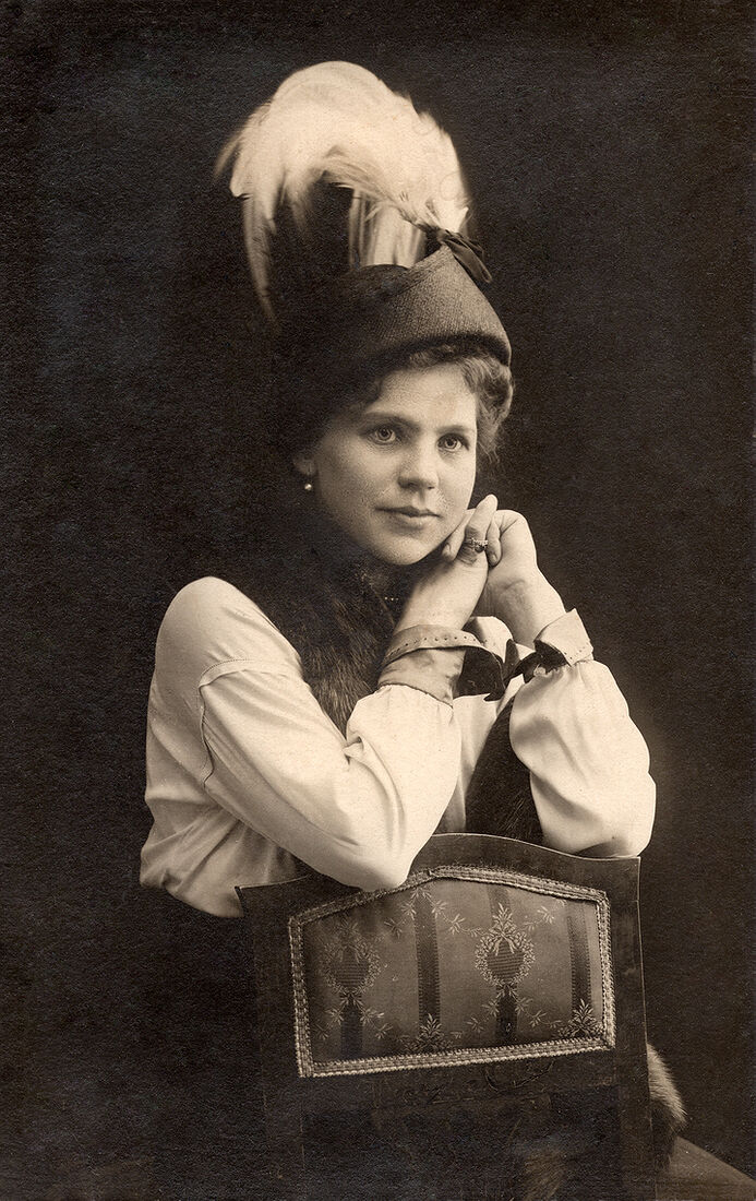 Портретъ молодой женщины.  Открыточный форматъ.  На оборотной сторонѣ:  R. Charles, Nevsky 78. (Собранiе А.Л. Красоткина. Томъ XX).