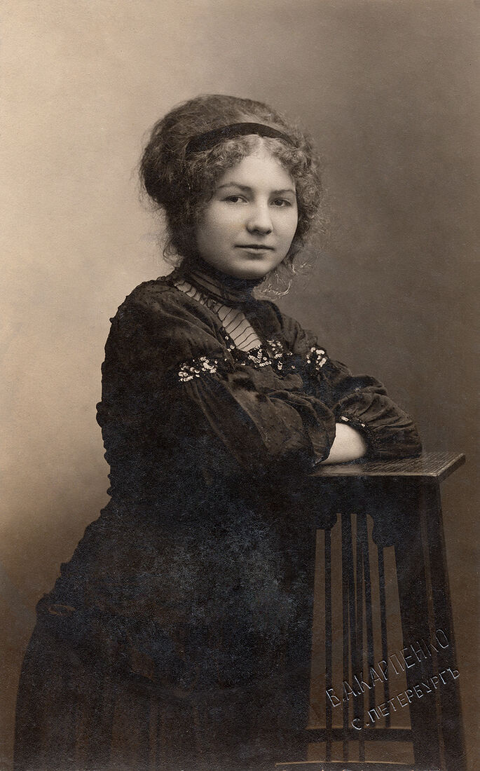 Портретъ молодой женщины.  Открыточный форматъ.  Оборотъ чистый. (Собранiе А.Л. Красоткина. Томъ XX).