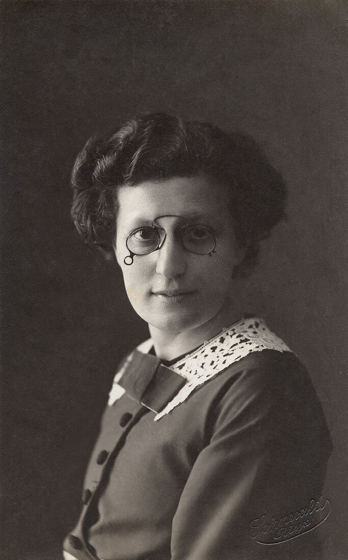 Портретъ девушки въ пенсне.  Открыточный форматъ.  На лицевой сторонѣ:  Riga  На оборотной сторонѣ:  Лери Матвеевне и Владимиру Матвеевичу на долгую-долгую память от Елены.  Нижнiй - 25/VIII 1912. (Собранiе А.Л. Красоткина. Томъ XX).