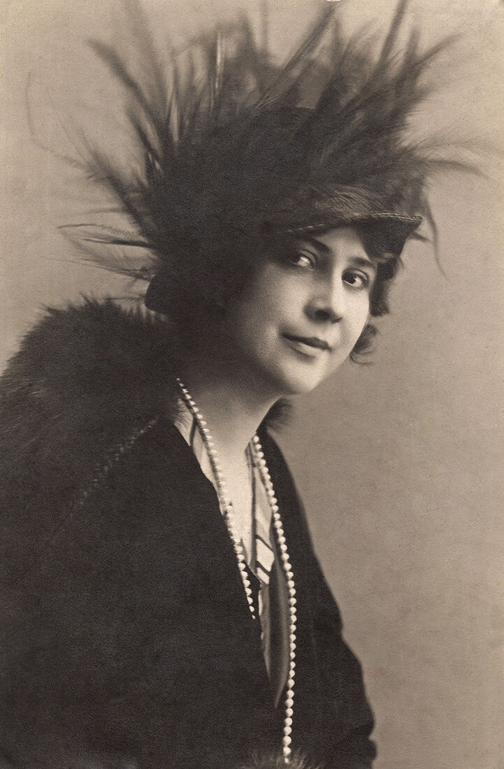 Портретъ молодой женщины.  Открыточный форматъ.  Оборотъ чистый. (Собранiе А.Л. Красоткина. Томъ XX).