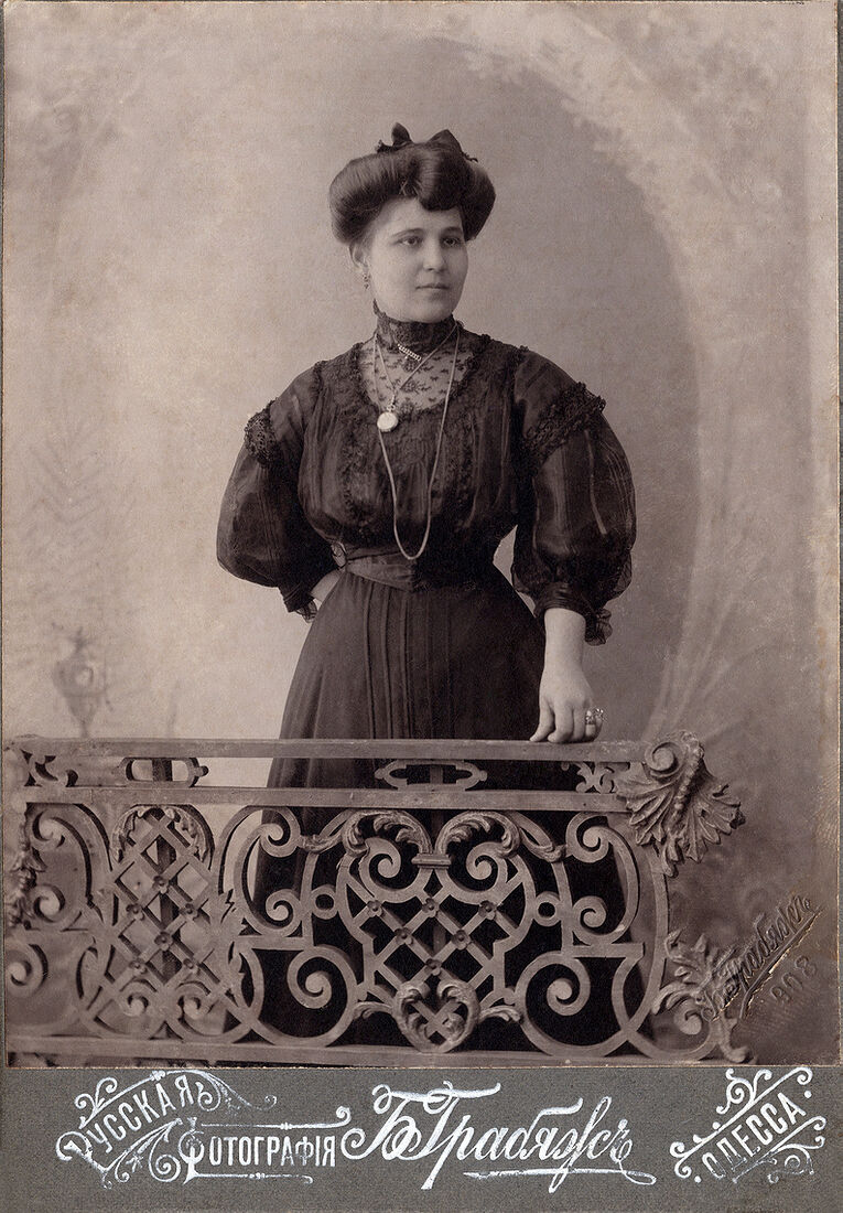 Кабинетъ портретъ.    На лицевой сторонѣ:  Русская Фотографiя Б. Грабяжъ Одесса.  На оборотной сторонѣ:  Русская Фотографiя Б. Грабяжъ Одесса.  Уг. Преображ. и Дерибас.  домъ Тюрина № 30.  Негативы Сохраняются. (Собранiе А.Л. Красоткина. Томъ XX).