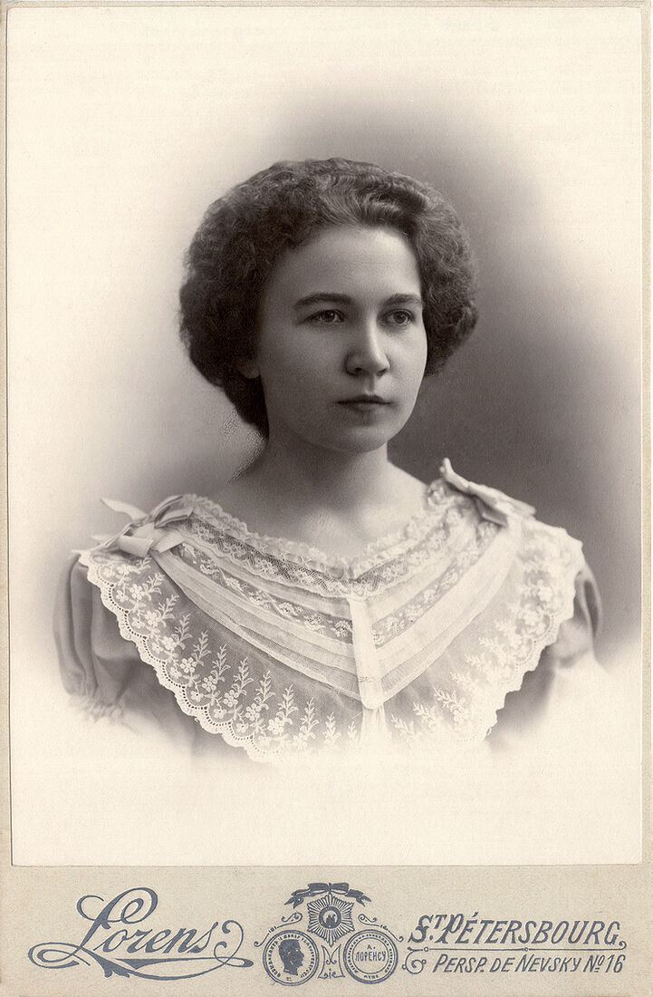 Кабинетъ портретъ.  На лицевой сторонѣ:  Русская Фотографiя Б. Грабяжъ Одесса.  На оборотной сторонѣ:  Русская Фотографiя Б. Грабяжъ Одесса.  Уг. Преображ. и Дерибас.  домъ Тюрина № 30.  Негативы Сохраняются. (Собранiе А.Л. Красоткина. Томъ XX).