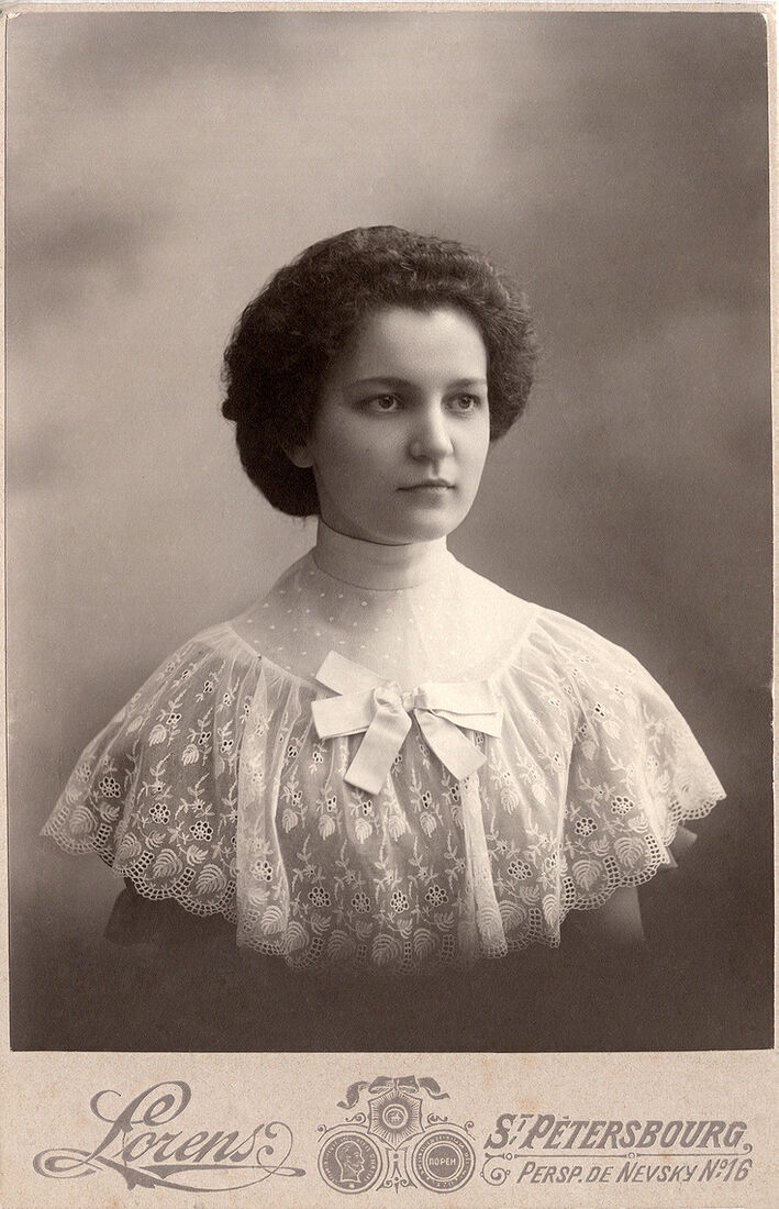 Кабинетъ портретъ.  На лицевой сторонѣ:  Lorens St. Petersbourg  Persp. de Nevsky № 16  На оборотной сторонѣ:  Photographie Instantanee Lorens  St. Petersbourg  Persp. de Nevsky № 16.  Telephone 68-06. (Собранiе А.Л. Красоткина. Томъ XX).