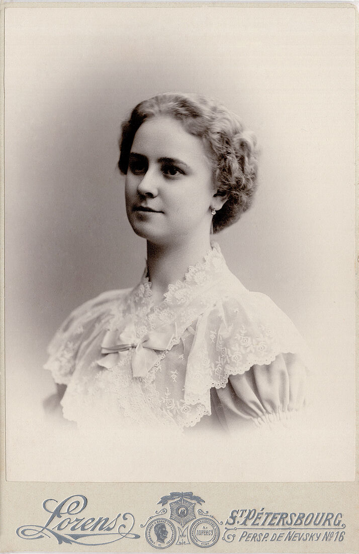 Кабинетъ портретъ.  На лицевой сторонѣ:  Lorens St. Petersbourg  Persp. de Nevsky № 16  На оборотной сторонѣ:  Photographie Instantanee Lorens  St. Petersbourg  Persp. de Nevsky № 16.  Telephone 68-06. (Собранiе А.Л. Красоткина. Томъ XX).