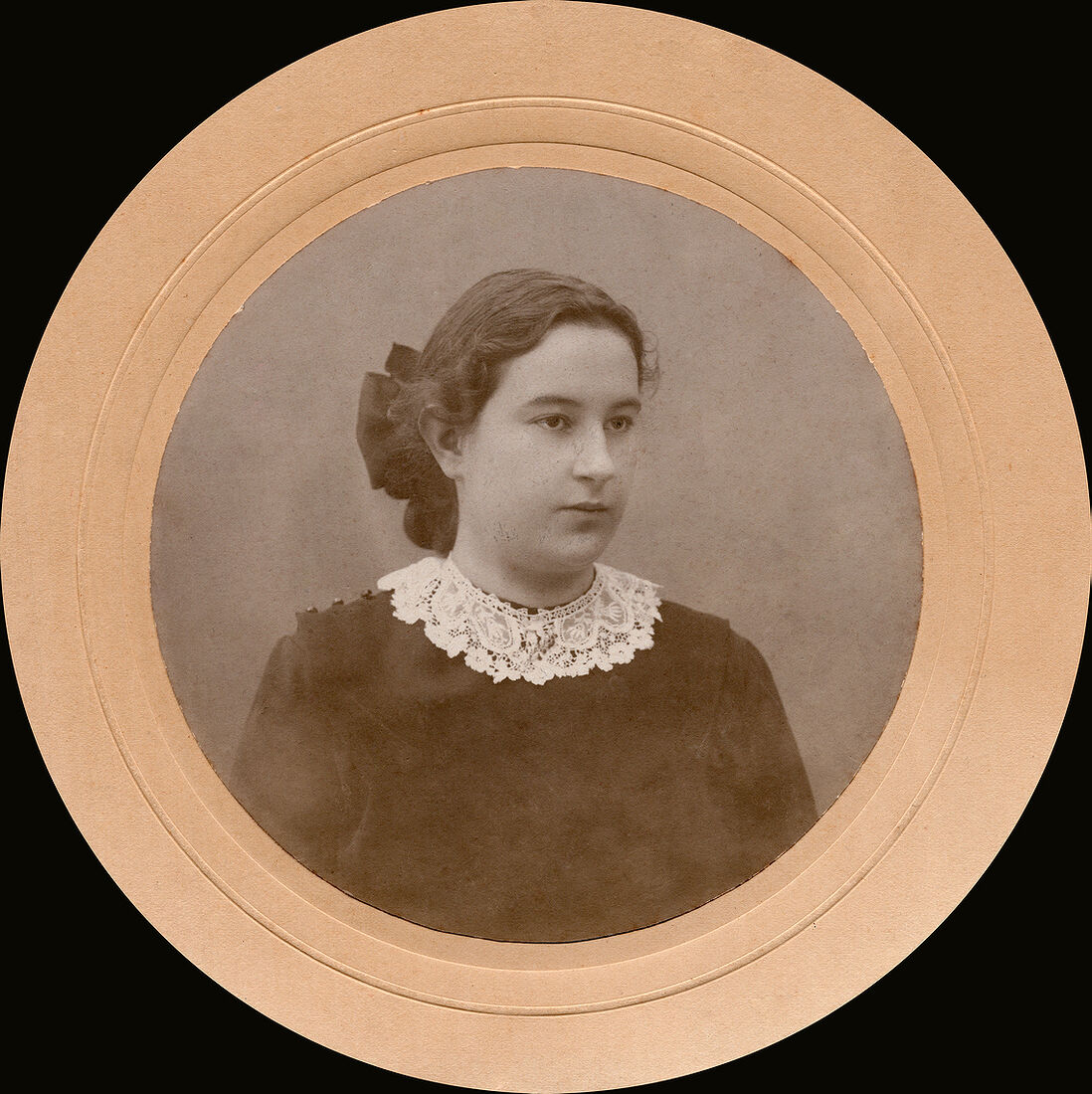 Портретъ молодой дѣвушки.  Бланкъ: 16,2х16,2 см  Фото: 10,6х10,6 см  На оборотной сторонѣ:  Дорогимъ Вѣрѣ и Николаю Ивановичу отъ сестры Лели Михайловой  XX/XI/1912г. (Собранiе А.Л. Красоткина. Томъ XX).