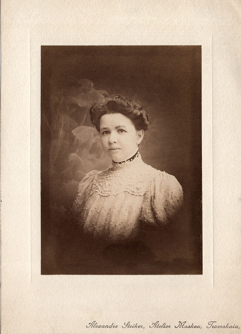 Любовь Дмитрiевна Блокъ (Менделѣева). Супруга и муза великаго русскаго поэта Александра Блока.  Кабинетъ портретъ  На лицевой сторонѣ: Alexandre Steiker, Atelier Moscou, Tverskaia  На оборотной сторонѣ:  Фотографiя  А.Ф. Стейкер  Тверская между Газетным и Брюсовским пер., 21 (Собранiе А.Л. Красоткина. Томъ XX).