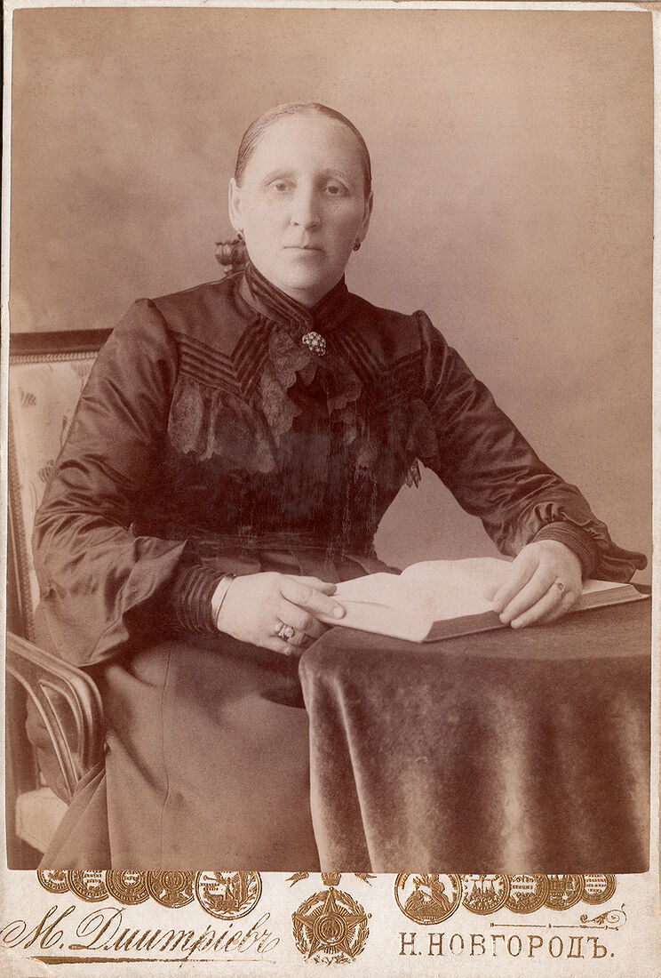 Кабинетъ портретъ.  На лицевой сторонѣ:  М. Дмитрiевъ Н. Новгородъ  На оборотной сторонѣ:  М. Дмитрiевъ Н. Новгородъ  Удостоенъ Высшихъ наградъ за фотографiи съ натуры. (Собранiе А.Л. Красоткина. Томъ XX).