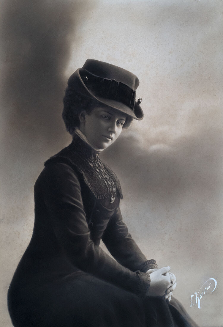 Портретъ молодой женщины.    Фото: 50х35 см  На лицевой сторонѣ: Г. Квитонъ  Оборотъ чистый. (Собранiе А.Л. Красоткина. Томъ XX).