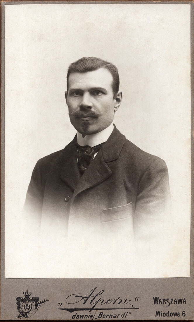 . Male Portrait. img1709_6_small.jpg Визитъ портретъ. На лицевой сторонѣ: "Alpern" dawniej "Bernardi" Warszawa Miodowa 6 На оборотной сторонѣ: Fotografja Artystyczna "Alpern" dawniej "Bernardi" Warszawa Miodowa 6 Telefon: № 187-76. (Собранiе А.Л. Красоткина. Томъ XX).