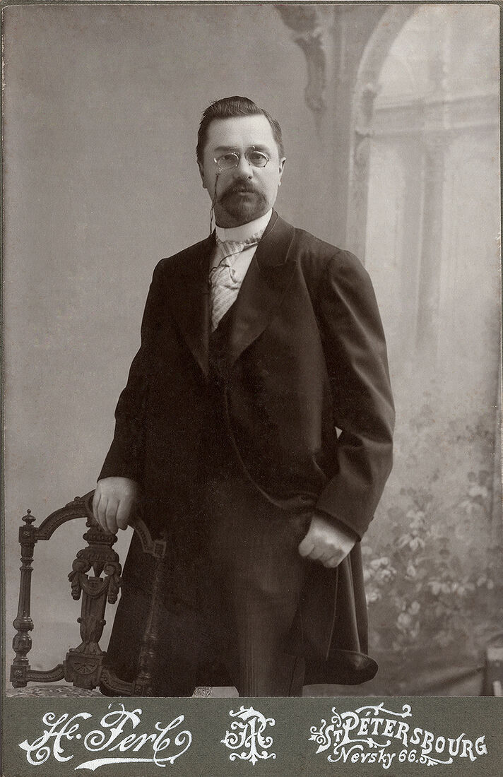 . Male Portrait. img1719_2_small.jpg Кабинетъ портретъ. На лицевой сторонѣ: H. Perl St. Petersbourg Nevsky 66. (Собранiе А.Л. Красоткина. Томъ XX).