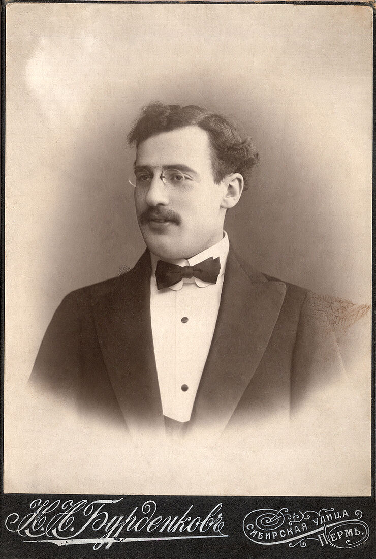 . Male Portrait. img1759_1_work.jpg Кабинетъ портретъ. На лицевой сторонѣ: Н.А. Бурденковъ Сибирская улица Пермь. На оборотной сторонѣ: Фотографiя Н.А. Бурденкова Пермь Сибирская ул. д. Масленникова противъ Благороднаго собр. Увеличенiе портретовъ до желаемаго размѣра. Негативы Сохраняются. (Собранiе А.Л. Красоткина. Томъ XX).