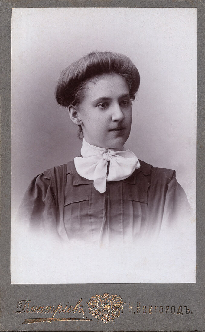. Учебныя заведенiя. img1773_3_work.jpg Воспитанница VII класса Нижегородской женской гимназiи Елена Калашникова. Визитъ портретъ. На лицевой сторонѣ: Дмитрiевъ Н. Новгородъ На оборотной сторонѣ: На память Дмитрiю Михайловичу Зарубину отъ Е. Калашниковой 1908 год VII классъ Нижнiй, 21 января. М. Дмитрiевъ Н. Новгородъ Удостоенъ Высшихъ наградъ за фотографiи съ натуры. (Собранiе А.Л. Красоткина. Томъ XX).