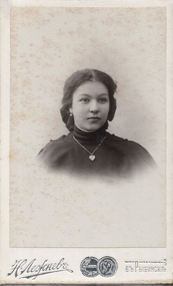 . Учебныя заведенiя. img1773_6_work.jpg Визитъ портретъ. На лицевой сторонѣ: Н. Лежневъ въ Рыбинскѣ На оборотной сторонѣ: 1 го Марта 1909 го года на Память отъ Вѣры Вѣшенцовой Фотографiя Н. Лежнева въ Рыбинскѣ Крестовая улица рядомъ съ Югской часовней. (Собранiе А.Л. Красоткина. Томъ XX).