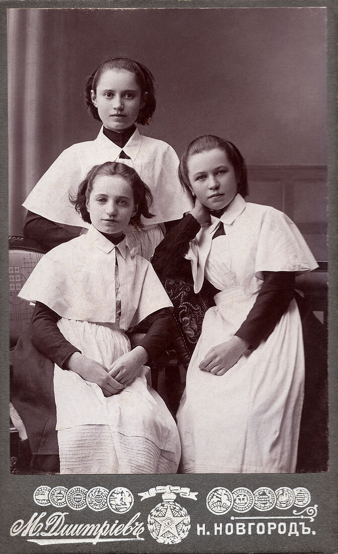 . Учебныя заведенiя. img1775_3_work.jpg Воспитанницы Нижегородской женской гимназiи. Визитъ портретъ. На лицевой сторонѣ: М. Дмитрiевъ Н. Новгородъ На оборотной сторонѣ: 1911г. III го М. Дмитрiевъ Н. Новгородъ Удостоенъ Высшихъ наградъ за фотографiи съ натуры. (Собранiе А.Л. Красоткина. Томъ XX).