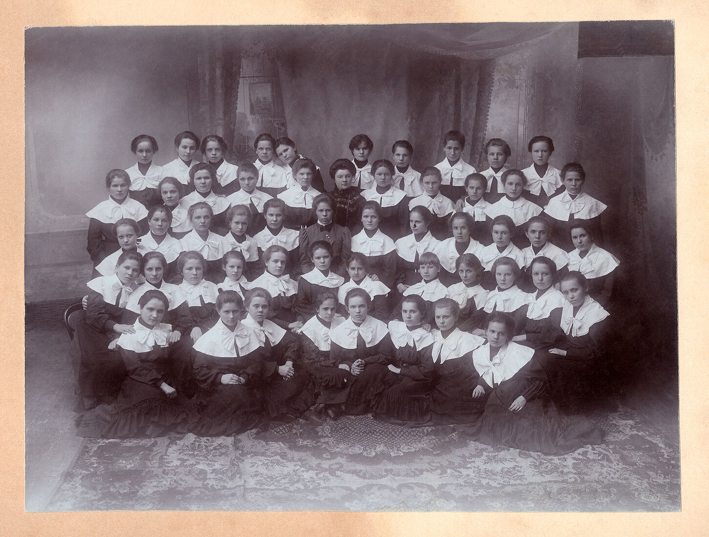 . Учебныя заведенiя. img1800_34,5х22,2_20,8х15,5_work.jpg Воспитанницы Вологодской женской гимназiи. Фото: 20,8х15,5 см Бланкъ: 34,5х22,2 см На лицевой сторонѣ: Фот. К.А. Баранѣевъ Оборотъ чистый. (Собранiе А.Л. Красоткина. Томъ XX).