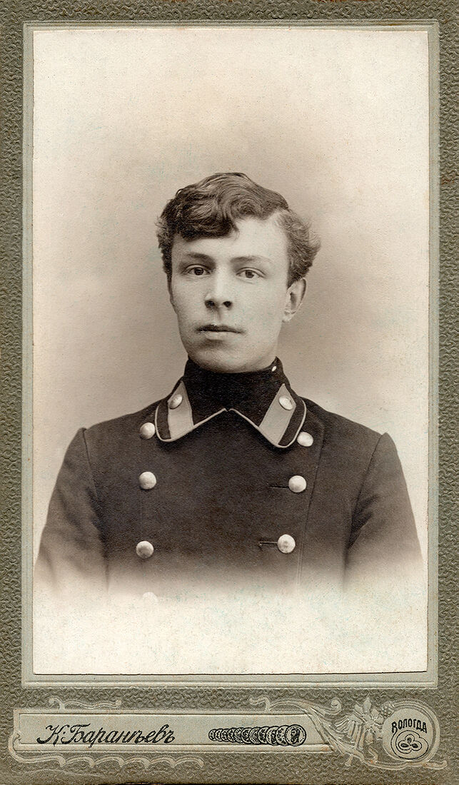 . Учебныя заведенiя. img1819_3_work.jpg Воспитанник Вологодской Духовной семинарiи Алексѣй Поповъ. Визитъ портретъ. На лицевой сторонѣ: К. Баранѣевъ Вологда На оборотной сторонѣ: Незабвенному Ваничкѣ отъ любящаго товарища Т. Попова на добрую и долгую память! 27 Апрѣля 1915 года. Фотографiя К.А. Баранѣева въ Вологдѣ Кирилловская ул. соб. домъ Негативы хранятся. Справка: Выпускник Вологодской духовной семинарiи Выпуск 1915 года Разряд 1: Попов Алексей — Теплогорский. (Собранiе А.Л. Красоткина. Томъ XX).