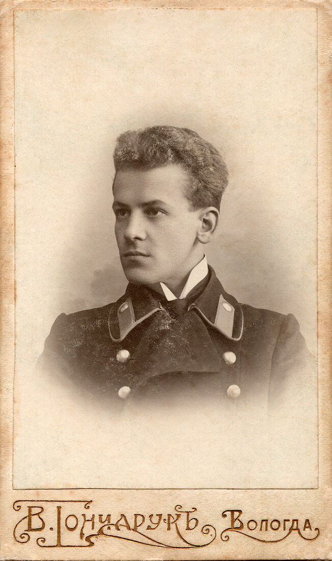 . Учебныя заведенiя. img1819_6_work.jpg Воспитанник Вологодской Духовной семинарiи Владимiръ Фiолетовъ. Визитъ портретъ. На лицевой сторонѣ: В. Гончарукъ Вологда На оборотной сторонѣ: Тому - къ кому въ моей груди питаю нѣжныя чувства. Чѣмъ безнадежнее и строже Года разъединяют насъ, Тѣмъ сердцу моему дороже Баловень природа Съ тобой крылатый часъ Вѣдь, видеть тебя и любоваться. Это.... Книгъ "Математикъ" Фiолетовъ Владимiръ - Ванѣ худенькому, а какъ "художникъ" Вамъ хорошенькому... Апрѣль 1915г. Фотографъ В. Гончарукъ Вологда Московская ул. д. Сахарова Негативы хранятся. Справка: Выпускник Вологодской духовной семинарiи Выпуск 1915 года Разряд 2: Фиолетов Владимир. (Собранiе А.Л. Красоткина. Томъ XX).