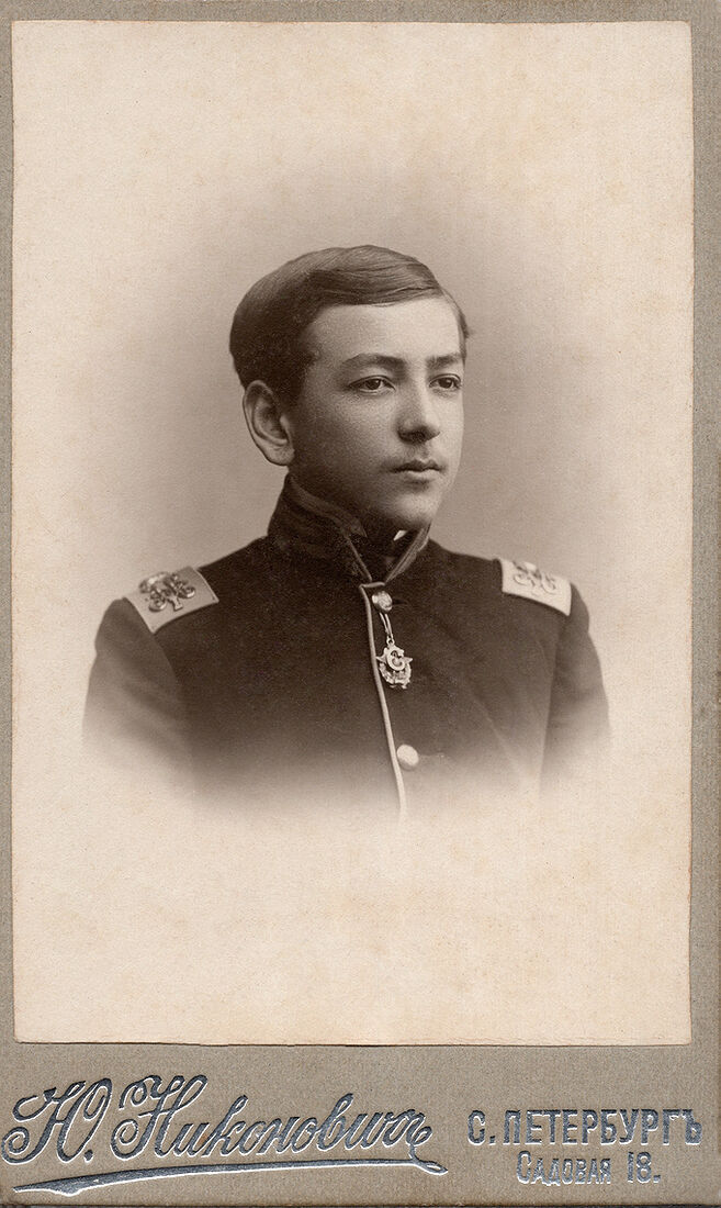 . Учебныя заведенiя. img1821_1_work.jpg Воспитанникъ Гатчинскаго сиротскаго института Императора Николая I. Визитъ портретъ. На лицевой сторонѣ: Ю. Никоновичъ С. Петербургъ Садовая 18. На оборотной сторонѣ: На добрую память товарищу Сахарову отъ Н. Рудзевича 3/V/1909 г. Фотографiя художника Ю. Никоновича С. Петербургъ Садовая ул. д. №18. Рядомъ съ Публичной Библiотекой. (Собранiе А.Л. Красоткина. Томъ XX).