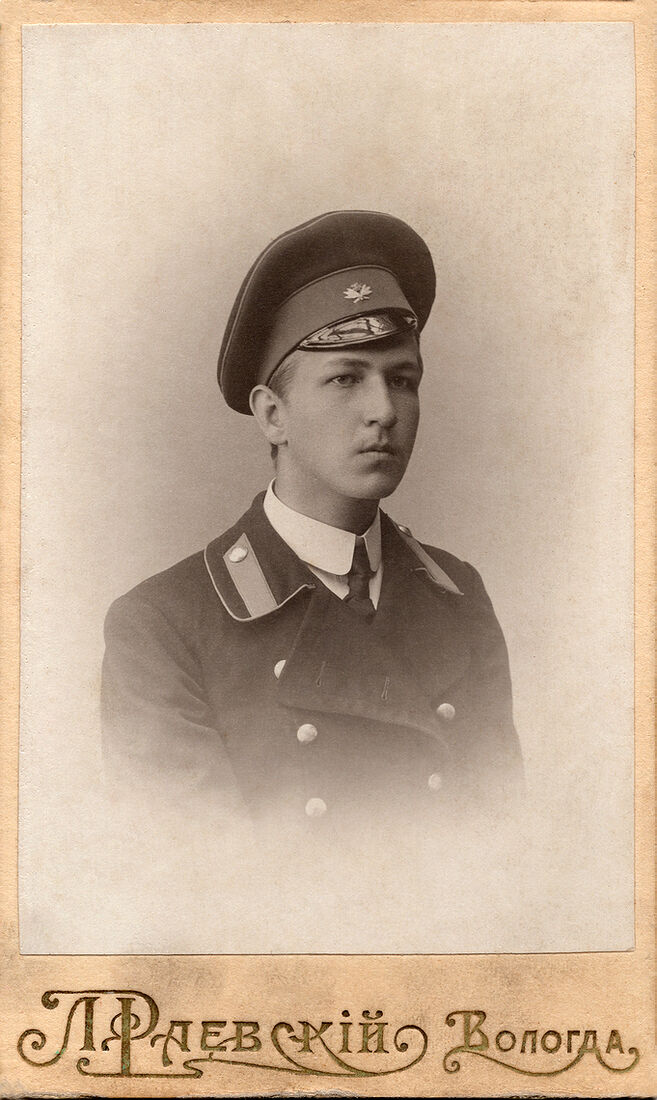 . Учебныя заведенiя. img1821_2_work.jpg Учащiйся Вологодской духовной семинарiи Николай Голубевъ. Визитъ портретъ. На лицевой сторонѣ: Л. Раевскiй Вологда На оборотной сторонѣ: На маленькое воспоминанiе Надѣ отъ НГолубева. 30 iюня 1915 г. Фотографъ Л. Раевскiй въ Вологдѣ М. Петровка. (Собранiе А.Л. Красоткина. Томъ XX).