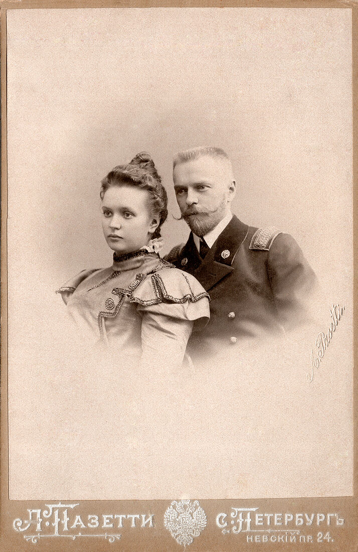 . Officials and Employees. img1717_1_work.jpg Портретъ чиновника Министерства народнаго просвѣщенiя (погонъ служащаго еще не утвержденнаго въ соотвѣтствующемъ должности чинѣ) съ супругой. Кабинетъ портретъ. На лицевой сторонѣ: А. Пазетти С. Петербургъ Невскiй пр. 24. На оборотной сторонѣ: A. Pasetti Photographe De La Cour Imperiale De Russie. Nevsky № 24 St. Petersbourg Telephone №700. (Собранiе А.Л. Красоткина. Томъ XX).